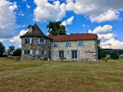 Aurillac House | Maison spacieuse avec vue sur la montagne à Naucelles