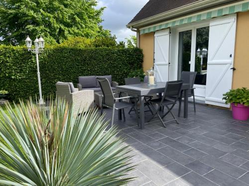 La Chapelle-Saint-Aubin Bed & Breakfast | Maison verdoyante avec piscine, 5 min du Mans - FR-1-410-443