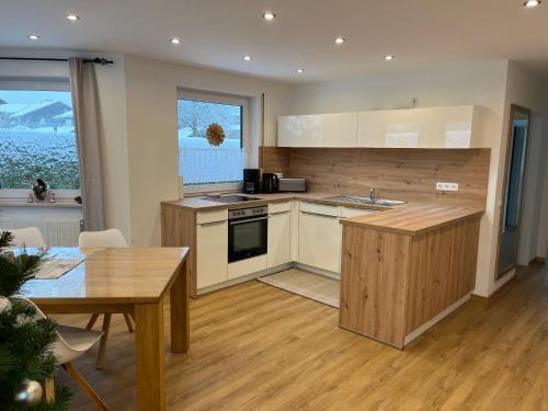 Garmisch-Partenkirchen Apartment | Maisonette Apartment DHH Zugspitzblick mit eigenem Garten