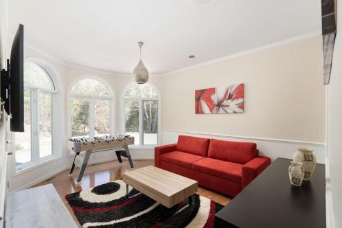 Les Pays-d'en-Haut Regional County Municipality House | Majestic Retreat in the Laurentians