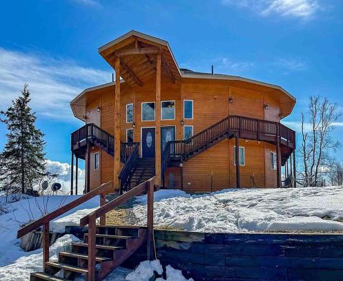 Knik-Fairview House | Majestic View Roundhouse - Relax Room