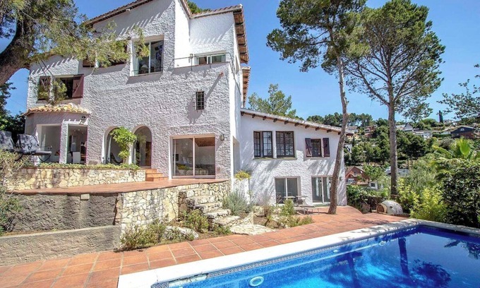 Palleja Villa | Majestic Villa and Views - 30km to Barcelona