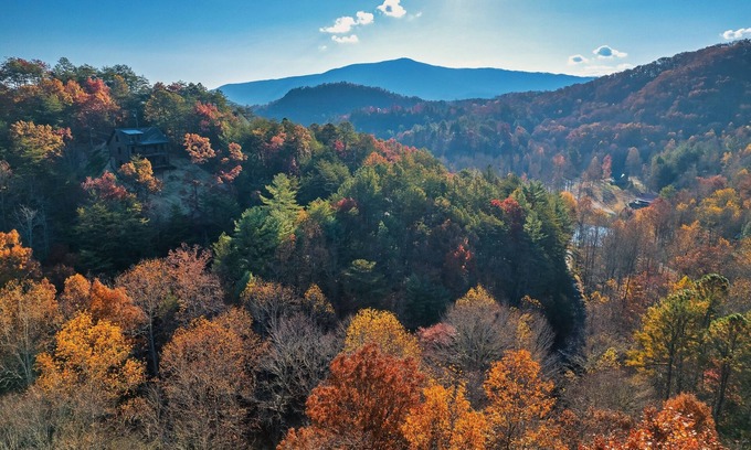 Gatlinburg - Pigeon Forge Cabin | MajesticViews!~Fall Colors!~Hot tub~GameRoom