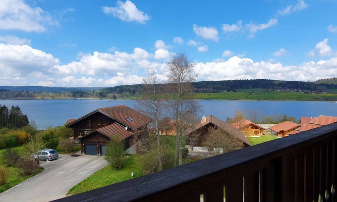 Malbuisson Apartment | MALBUISON- Appartement avec vu sur le lac Saint Point