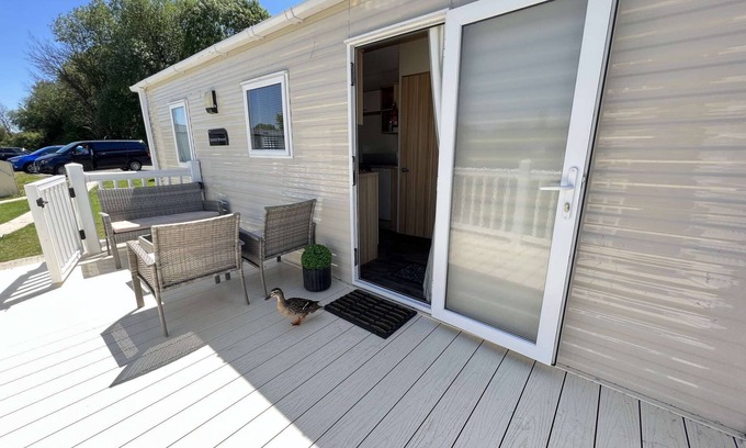 Ampney Crucis House | Mallard Corner, 2 bedroom with views of Mallard Lake