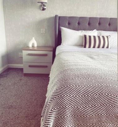 Wick House | Malva - Modern 2 Bedroom Bungalow in Wick Sleeps 4 with private parking - NC500 Route