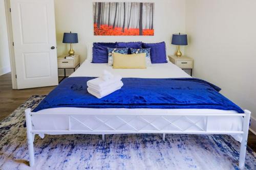 Onion Creek Meadows House | Manchaca 4 bedroom sleeps 10 Pool and Hot tub