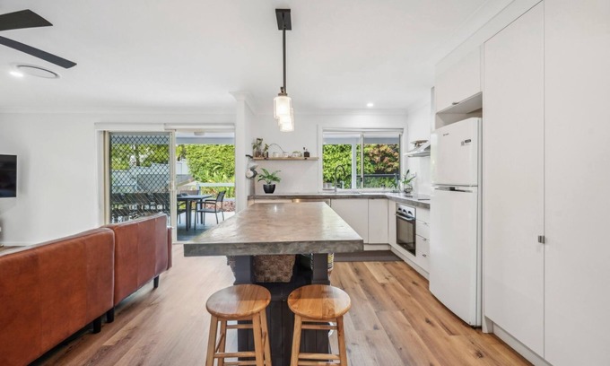 Toormina House | Mango Cottage 8 – Poolside Family Retreat with 4 Ensuites, Pet Friendly