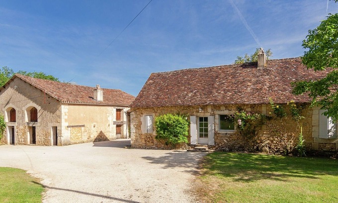 Saint-Georges-de-Montclard Villa | Mansion in Aquitaine with Private Pool