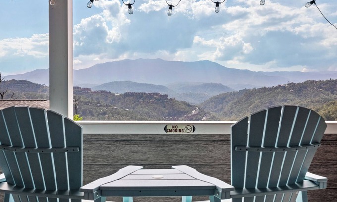 Gatlinburg - Pigeon Forge Cabin | Many Bears Cabin-3 King Beds-Hot Tub-Views-Family Friendly-Near Dollywood!
