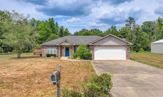 Mid America House | Maple Acres Creekside Sanctuary with Hot Tub