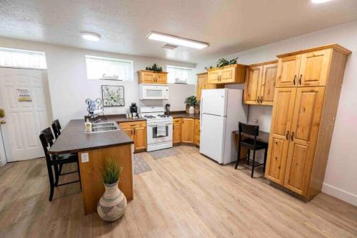 Mount Pleasant Apartment | Maple Canyon w/Kitchen&wash+dry