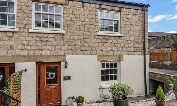 Knaresborough Cottage | MAPLE TREE COTTAGE, pet friendly, with a garden in Knaresborough
