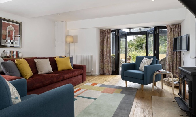 Stroud House | Maplewood Barn sits on a quiet lane in the picturesque village of Bisley. Steeped in history this be