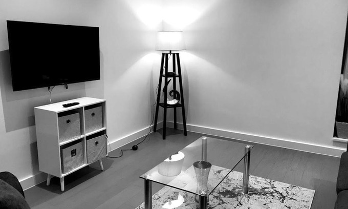 St Albans House | Maplewood luxurious one-bed flat with free parking