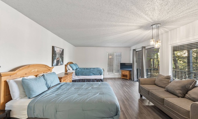 Osage Beach Cottage | Margaritaville - Private Suite w/TV, extra couch!