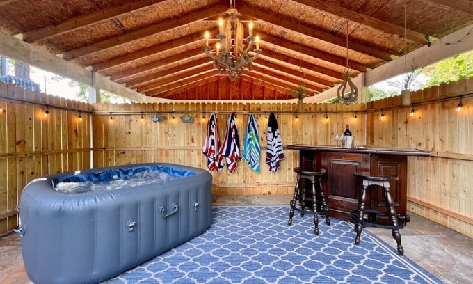Glen Iris House | Marigold: 6Bedroom Downtown Gem ~ HOT TUB