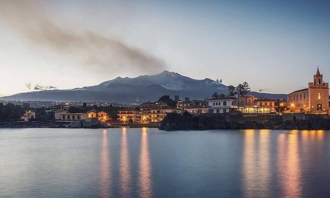 Stazzo House | Marigré beautiful vacation home by the sea, garden, relaxation, Wi-fi & terrace overlooking Etna