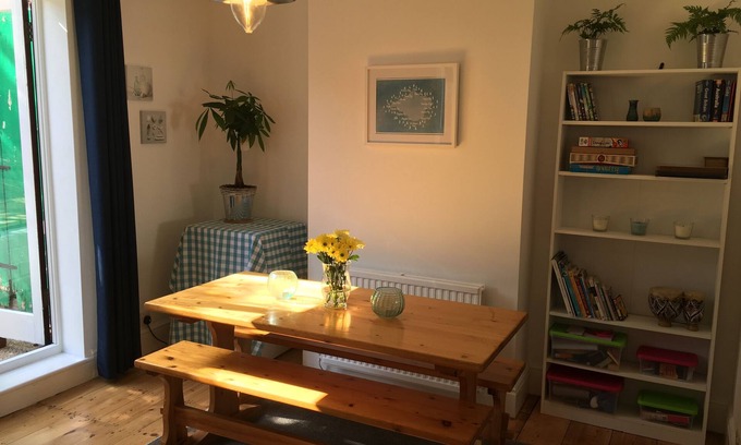 Cowes House | Marina House: lovely coastal home. Cowes, IOW (sleeps up to six guests).