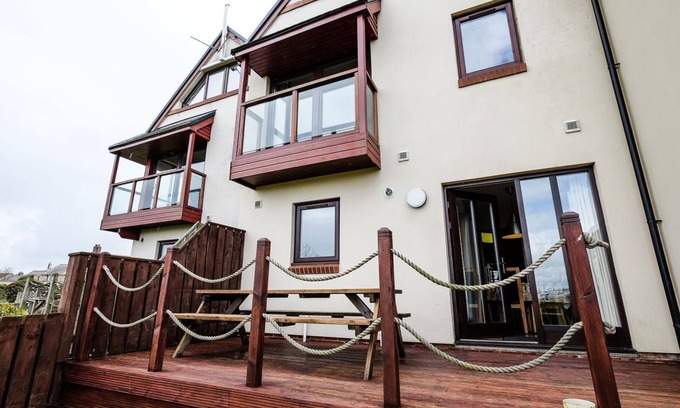 Amble House | Marina View - Spacious Town House with Views. Pet freindly