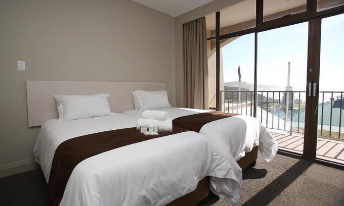 Quigney Beach Cabin | Marine Lodge