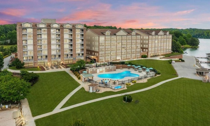 Huddleston Apartment | Mariners 2 BR Point condo 334