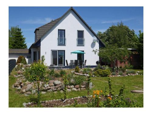 Glowe House | Marisol Comfortable holiday residence