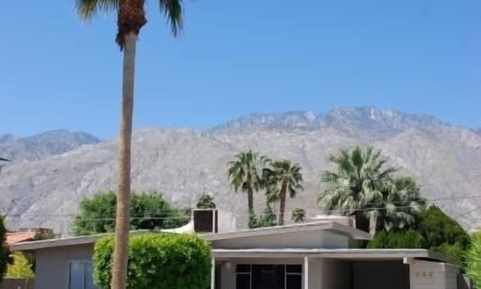 Palm Springs House | Martini's Await You in This Classic Mid-Century Modern Home!
