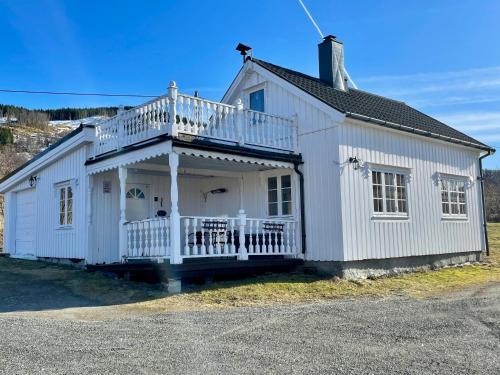 Tjeldsund House | Marvelous farmhouse with WiFi in Troms, Northern Norway