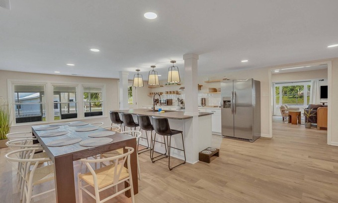 Manning House | Marvelous Manning: 4-Bdr + Studio + Waterfront