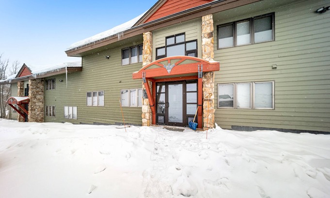 Silvercreek Condo | Marvelous mountain condo with mountain views & balcony - dog-friendly