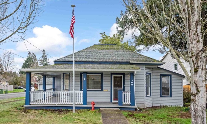 Newberg House | Marvelous Single Level Home in Central Newberg, Fire-Table, Covered Patio, Seven Blocks to Downtown