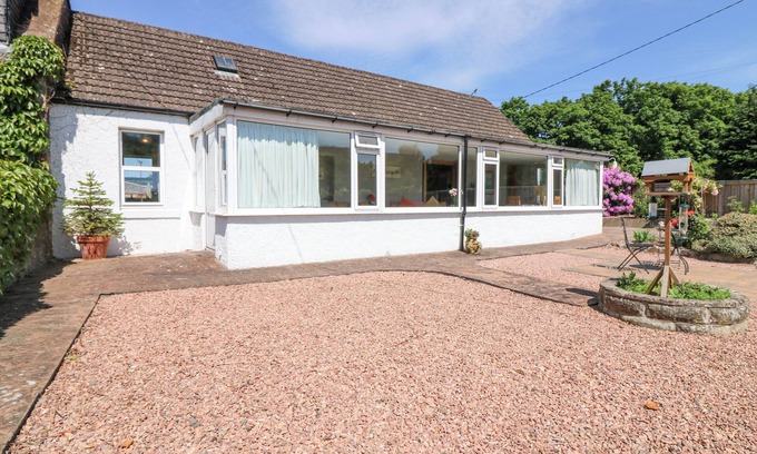 Aberargie Cottage | MARYLAND COTTAGE, pet friendly, with hot tub in Abernethy