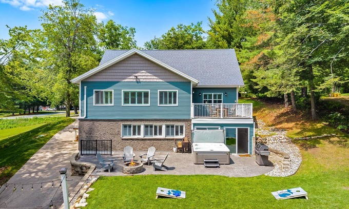 Stanwood House | Marywood Cottage: Luxury Lake House Living, Kayaks and Paddle Boat Included