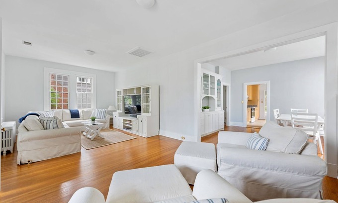 Taylor Run House | Masonic View House- Alexandria City, near Metro & Old Town, Spacious 5 bedroom