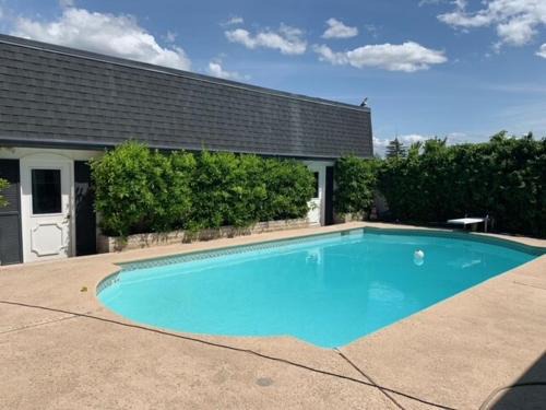 Oroville House | Massive 4 Bedroom House with Pool