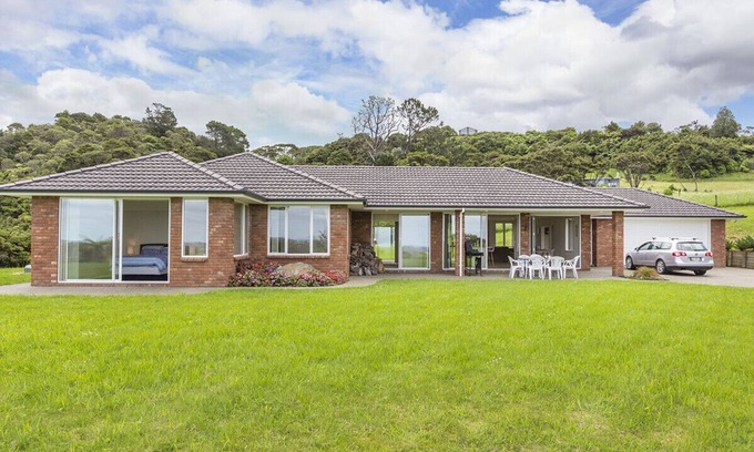 Matakana Cottage | Matakana Views - Matakana Holiday Home