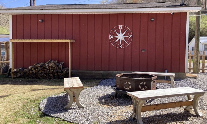 Matewan House | Matewan Riders Retreat with Garage!