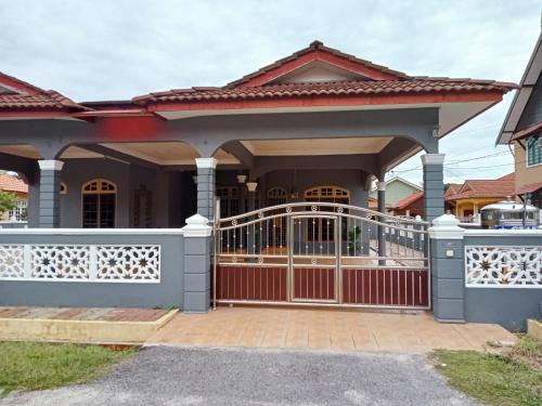 Kampung Telaga Batin Villa | Mawar Homestay Camelia 5 Bedroom 3 Bathroom - Near Airport and Gong Badak Stadium