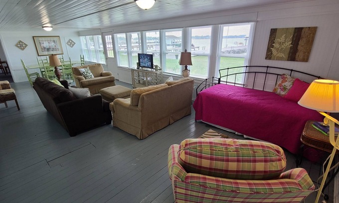 White Lake Cottage | Max's Retreat, Lakefront Charming 3-bedroom cottage in peaceful White Lake