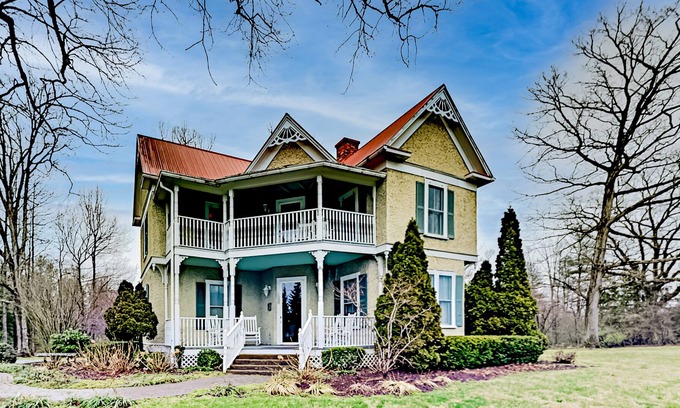 Hendersonville House | Maxwell House | Unique 4-Unit Home | 2 Balconies & 2 Porches | Near Vineyard