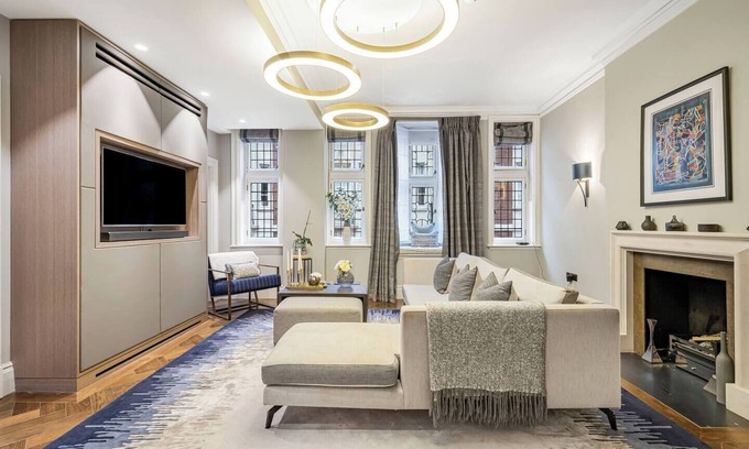 St James Apartment | Mayfair Home | Private Parking & Central AC