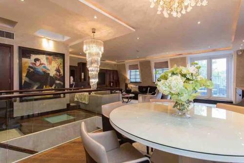 City of Westminster Apartment | Mayfair Penthouse with Rooftop facing Hyde Park