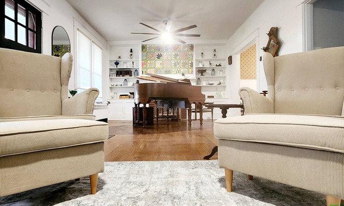 Williamstown House | Mayor's Family House Hot Tub, Piano & 2 Kitchens - 5 Minutes to Ark - Sleeps 16+