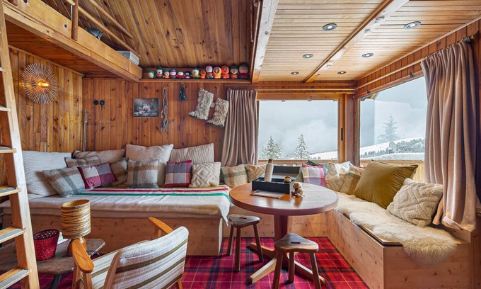 Courchevel Ski Chalet | Mazot dans les sapins skis aux pieds