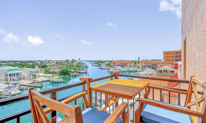Madeira Beach Condo | MBR 502 - 😎 Pool, Hot tub, Gym, Steps to 🏖️ Beach & 🌴Johns Pass!