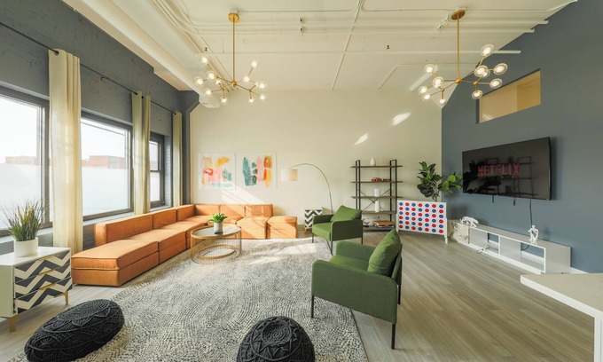 Near South Side Apartment | McCormick 6B/4Ba Luxury Suite for groups of up to 12 guests w/optional parking