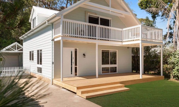 Burrill Lake House | Mcgrath welcomes you to The Lake Hideaway on Kendall