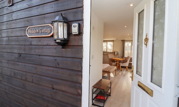 Blandford Saint Mary House | MEADOW, pet friendly, with hot tub in Blandford Forum