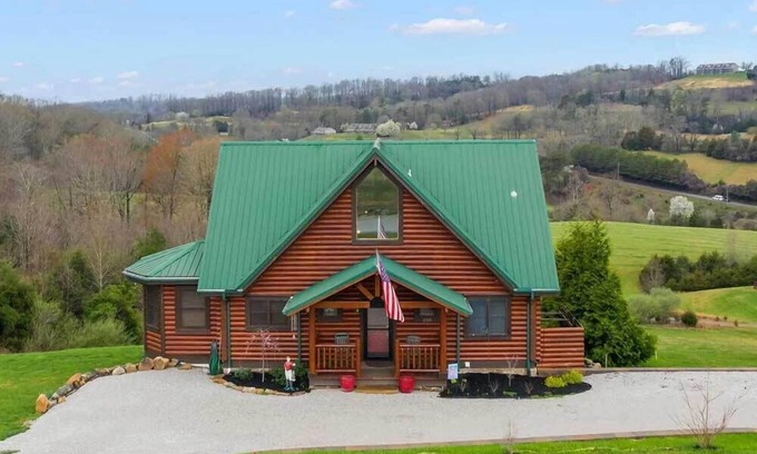 La Follette Cabin | Meadow View Heights Deerfield Resort near winery & golf course